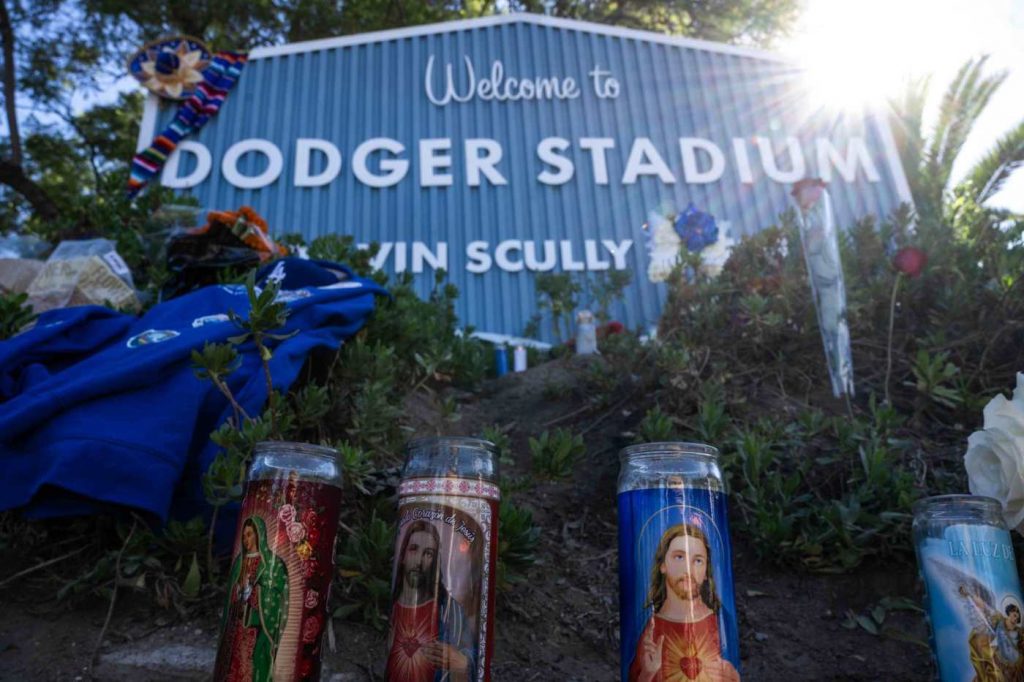 Dodgers will wear patch honoring Fernando Valenzuela in World Series and 2025