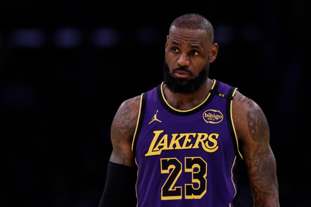 Lakers’ LeBron James says he’s taking a social media break