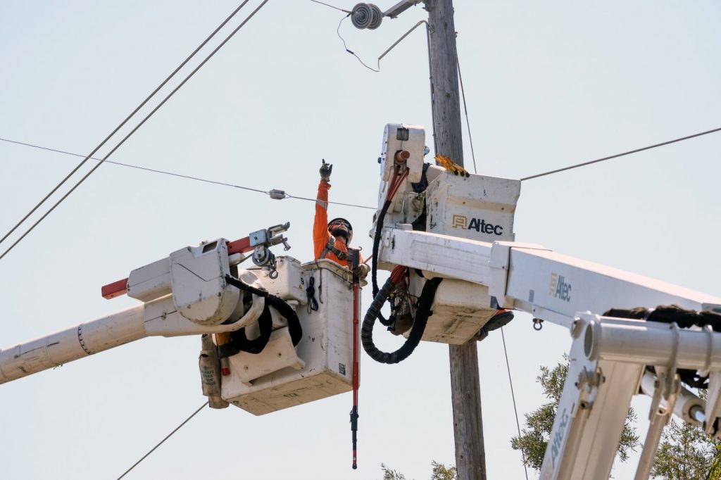 Broken gas line closes University Avenue in Palo Alto