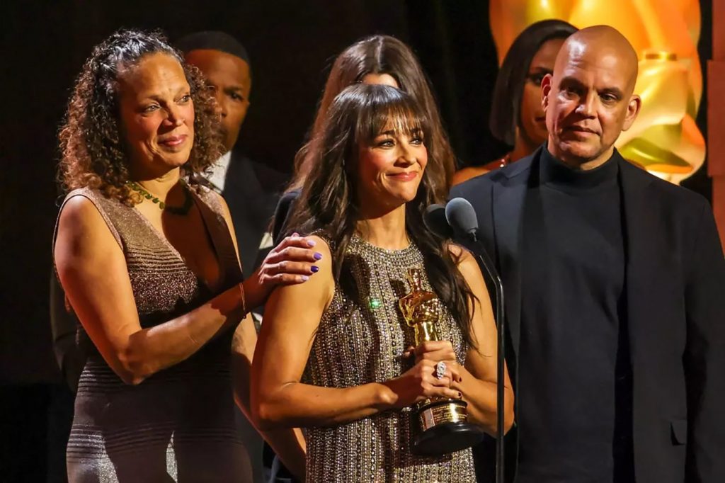 Rashida Jones delivers the speech her late father Quincy wrote to accept his honorary Oscar