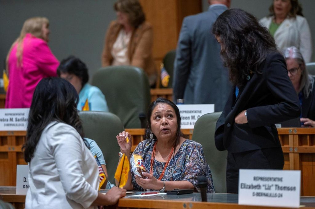 Number of women who are state lawmakers inches up to a record