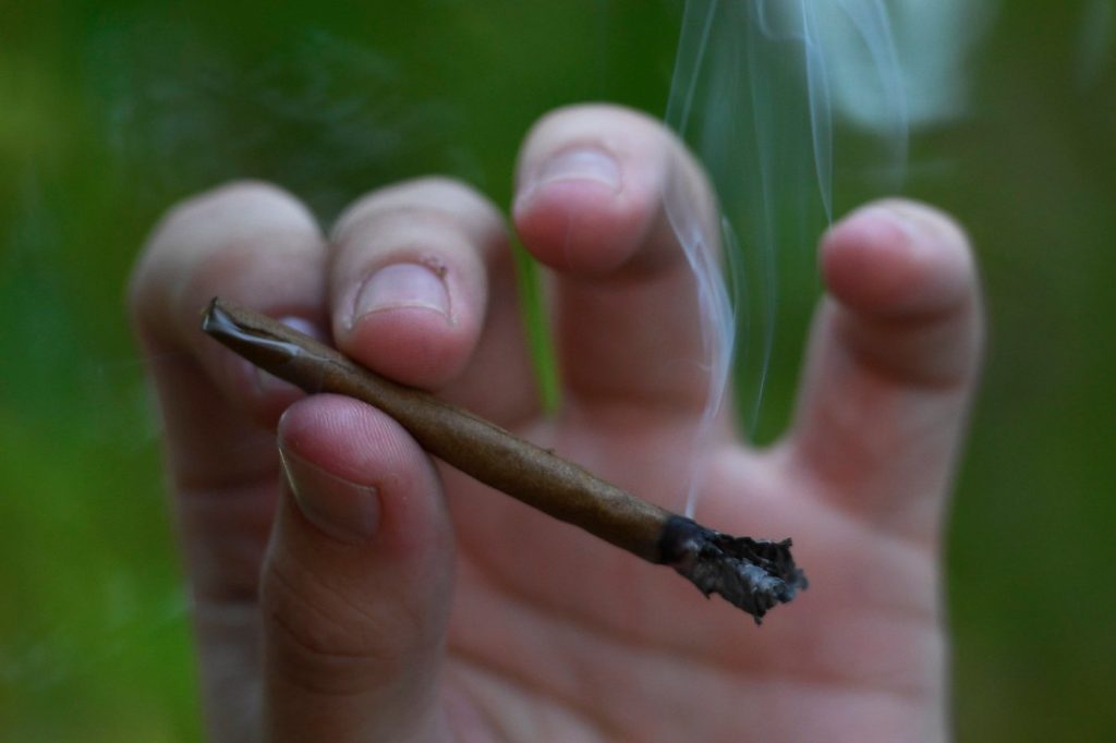 Opinion: New Oakland secondhand-smoke law should apply to marijuana, too