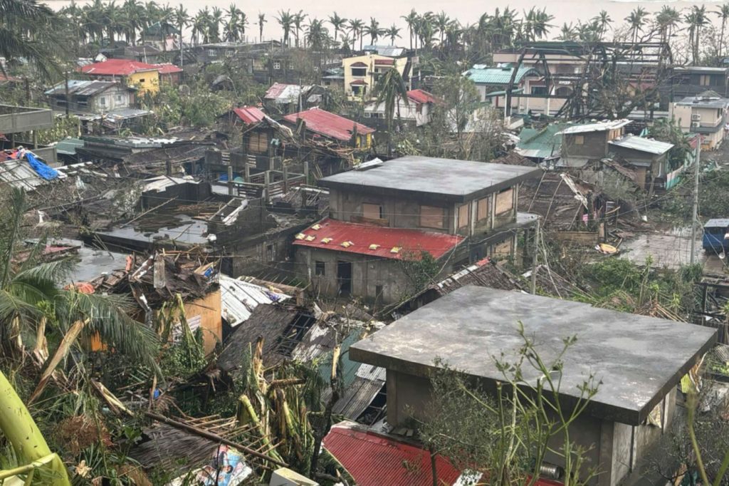 Typhoon hammers Philippines, displacing 400,000 people