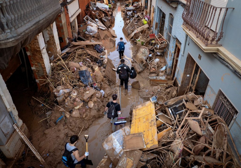 Families hold out hope for flood survivors in Spain